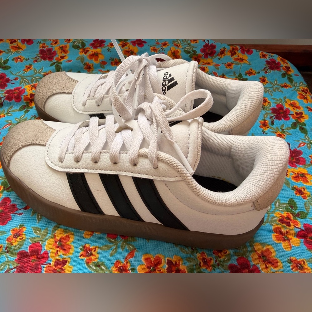 Adidas Classic White and Black Shoes Kids Size 1/5